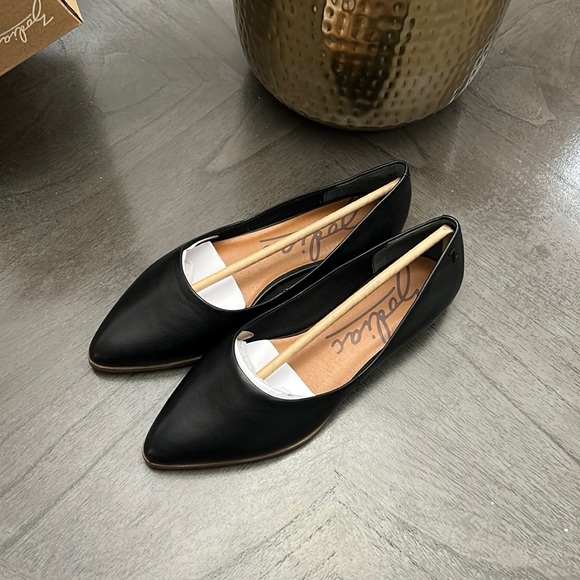 ZODIAC Women's Hill Pointed Toe Flats - Picture 6 of 10